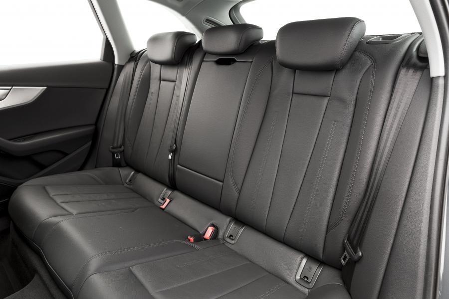 Интерьер Audi A4 Avant 2.0 TFSI S-Line (B9) 2016 года  (LA) (фото 6 из 17)